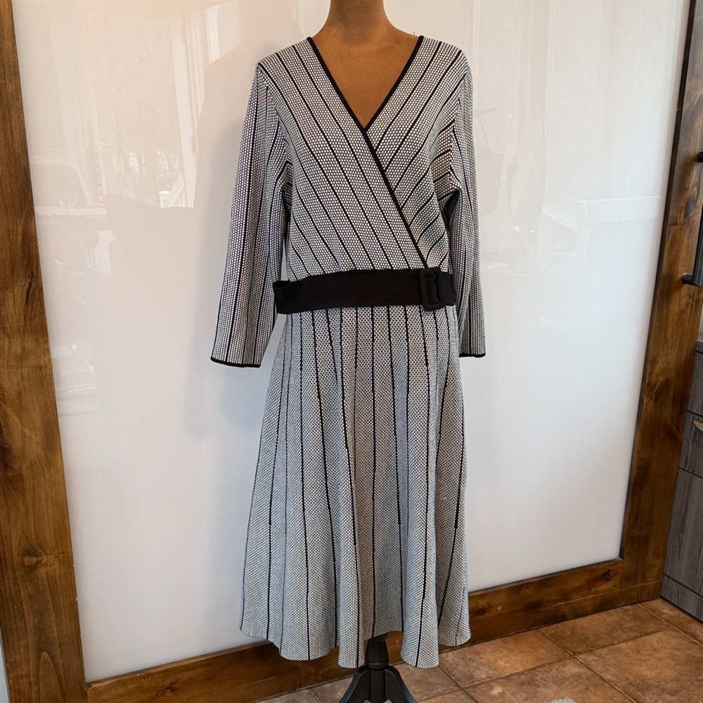 Robbie Bee Elegant Black and White Long Sleeve Dress